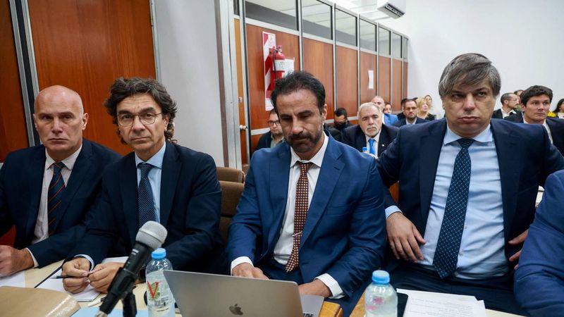 Argentine football legend Diego Maradona's former medical doctor Leopoldo Luque (C) is seen at a courthouse for a preliminary hearing in a trial over his death in San Isidro, outskirts of Buenos Aires on April 14, 2026. 

Tomas CUESTA / AFP