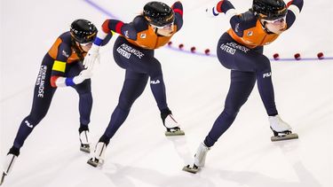 HEERENVEEN - Femke Kok, Marrit Fledderus, Michelle de Jong (l-r) in actie in de teamsprint tijdens het tweede ISU langebaan wereldbeker toernooi in Thialf. ANP VINCENT JANNINK