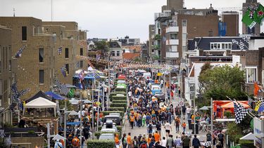 2023-08-25 17:23:55 AMSTERDAM - De eerste race fans verlaten het circuit en gaan richting het station na de eerste en tweede vrije training van de F1 Grand Prix van Nederland.  ANP RAMON VAN FLYMEN