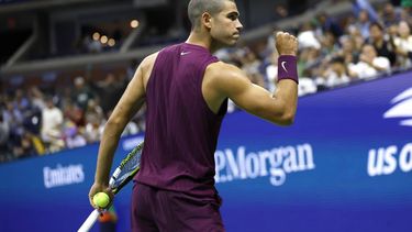 epa12322821 Carlos Alcaraz of Spain pumps his fist towards his team box after winning match point against Reilly Opelka of the US during the first round of the US Open Tennis Championships at the USTA Billie Jean King National Tennis Center in Flushing Meadows, New York, USA, 25  August 2025. The US Open tournament runs from 24 August through 07 September.  EPA/JOHN G. MABANGLO