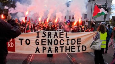 epa12446838 Protesters wave Palestinian flags and hold flares as they gather ahead of the World Cup qualifying match between Norway and Israel, in Oslo, Norway, 11 October 2025. Protesters rallied in solidarity and support for the Palestinians in the Gaza Strip.  EPA/Javad Parsa  NORWAY OUT