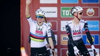 MAASTRICHT - Team UAE Emirates XRG met Tadej Pogacar (Slovenië, L) voorafgaand aan de start van de Amstel Gold Race 2025 in Maastricht. ANP VINCENT JANNINK