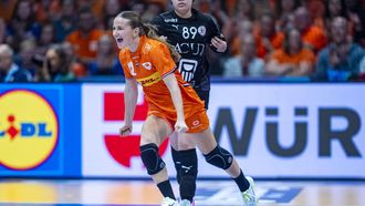 ROTTERDAM - Bo Van Wetering, Fatma Oraby (EGY) tijdens de WK-handbalwedstrijd in groep E tussen Nederland en Egypte in Ahoy Rotterdam. ANP RONALD HOOGENDOORN