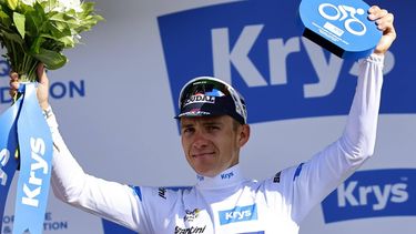 epa11465482 Belgian rider Remco Evenepoel of Soudal Quick-Step celebrates on the podium wearing the best young rider's white jersey following the end of the ninth stage of the 2024 Tour de France cycling race over 199km from Troyes to Troyes, France, 07 July 2024.  EPA/KIM LUDBROOK