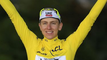 epa11490678 Yellow Jersey and Tour de France overall winner Slovenian rider Tadej Pogacar of UAE Team Emirates celebrates on the podium after winning the 21st and final stage of the 2024 Tour de France cycling race over 33km Individual time-trial (ITT) from Monaco to Nice, 21 July 2024.  EPA/SEBASTIEN NOGIER