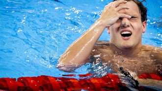 DOHA - Nyls Korstanje na afloop van de finale 100 vlinder mannen tijdens de zevende dag van de wereldkampioenschappen langebaan zwemmen. De WK was een van de mogelijkheden voor de Nederlandse zwemmers om limieten te zwemmen voor de Spelen van Parijs in 2024. ANP KOEN VAN WEEL