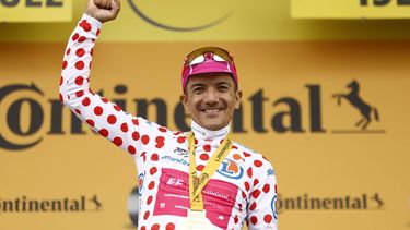 epa13132365 Ecuadorian cyclist Richard Carapaz of EF Education - EasyPost celebrates on the podium wearing the best climber's polka dot jersey after winning Stage 20 of the Tour de France, a 170.9 km route from Le Bourg d'Oisans to Alpe d'Huez, France, 25 July 2026.  EPA/YOAN VALAT
