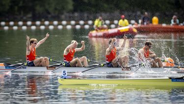 PARIJS - Lennart van Lierop, Finn Florijn, Tone Wieten en Koen Metsemakers winnen een gouden medaille tijdens de finale dubbelvier mannen op het olympisch roeitoernooi tijdens de zomerspelen in de Franse hoofdstad. ANP IRIS VAN DEN BROEK