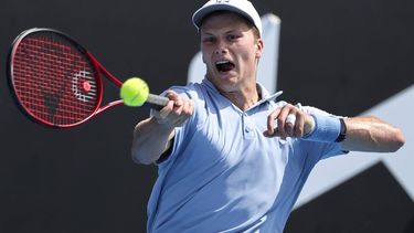 2023-01-21 15:44:50 epa10419630 Jenson Brooksby of the US in action during his men’s singles third round match against Tommy Paul of the US during the Australian Open tennis tournament in Melbourne, Australia 21 January 2023.  EPA/FAZRY ISMAIL NO ARCHIVING, EDITORIAL USE ONLY