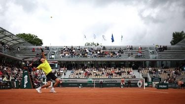 US Brandon Nakashima serves to Poland's Hubert Hurkacz during their men's singles match on Court Simonne-Mathieu on day five of the French Open tennis tournament at the Roland Garros Complex in Paris on May 30, 2024. 
Anne-Christine POUJOULAT / AFP