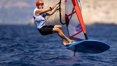 MARSEILLE - Windfoiler Luuc van Opzeeland in actie tijdens de Olympische Spelen. ANP SANDER KONING