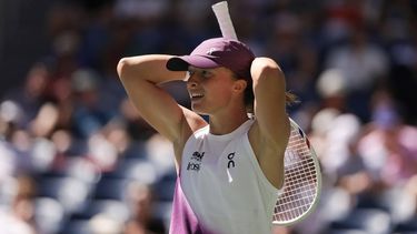 Poland's Iga Swiatek reacts as she plays China's Qinwen Zheng in their women's singles round of 16 tennis match on day nine of the US Open tennis tournament at the USTA Billie Jean King National Tennis Center in New York on September 7, 2026. 
KENA BETANCUR / AFP