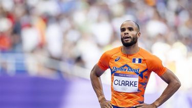 PARIJS - Ryan Clarke kijkt naar zijn tijd op de 800 meter (mannen) tijdens de olympische atletiekwedstrijden. ANP IRIS VAN DEN BROEK