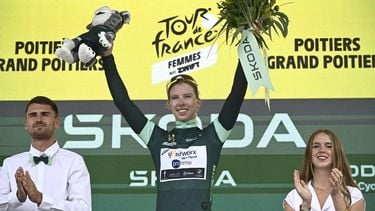 Team SD Worx - Protime’s Dutch rider Lorena Wiebes celebrates her green jersey of best sprinter on the podium the 4th stage (out of 9) of the fourth edition of the Women's Tour de France cycling race, 130.7 km from Saumur to Poitiers, in Poitiers, western France on July 29, 2025. 
JULIEN DE ROSA / AFP