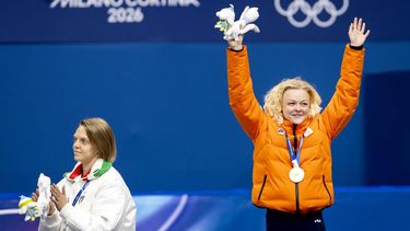 MILAAN - Arianna Fontana uit Italie en Xandra Velzeboer tijdens de medailleceremonie voor de 500 meter bij het shorttrack schaatsen in de Milano Ice Skating Area op de Olympische Winterspelen van Milaan. ROBIN VAN LONKHUIJSEN / ANP