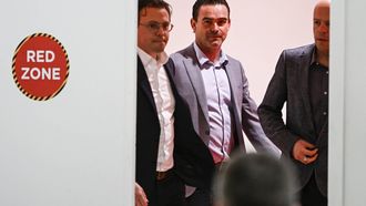 ANTWERPEN - Marc Overmars is gepresenteerd als nieuwe technisch directeur van de Belgische voetbalclub Antwerp. De bij Ajax wegens grensoverschrijdend gedrag opgestapte directeur voetbalzaken tekent in België een contract voor meerdere jaren. ANP TOM GOYVAERTS **NETHERLANDS ONLY**