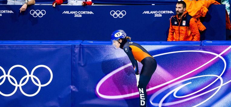 MILAAN - Xandra Velzeboer na haar val op de halve finale van de mixed relay in de Milano Ice Skating Area, tijdens de Olympische Winterspelen. SEM VAN DER WAL / ANP
