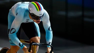APELDOORN - Harry Lavreysen in actie tijdens de first round sprint bij de UCI Track Champions League in Omnisport. Het was de derde ronde van de baanwielrenwedstrijd. ANP IRIS VAN DEN BROEK