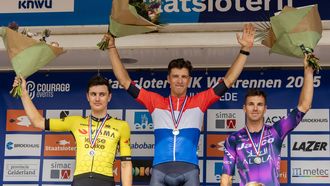 EDE - Kampioen Danny van Poppel temidden van Olav Kooij (l) (tweede) en Dylan Groenewegen (derde) tijdens de huldiging van de Nederlandse kampioenschappen wielrennen bij de mannen op de weg. ANP VINCENT JANNINK