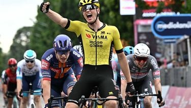 epa12126114 Dutch rider Olav Kooij of Team Visma | Lease a Bike celebrates after crossing the finish line to win the 12th stage of the 108th Giro d'Italia 2025, a 172 km cycling race from Modena to Viadana, Italy, 22 May 2025.  EPA/LUCA ZENNARO