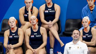 DOHA - Coach Evangelos Doudesis van Nederland tijdens de dameswaterpolowedstrijd tussen Nederland en China op de FINA Wereldkampioenschappen zwemmen Doha 2024. De inzet van de wedstrijd was een plek in de kwartfinales. ANP KOEN VAN WEEL