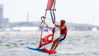 SCHEVENINGEN - Luuc van Opzeeland in actie in de halve finale iQfoiling tijdens de negende dag van de wereldkampioenschappen zeilen. ANP SEM VAN DER WAL