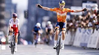 MONTREAL - Demi Vollering juicht na het winnen voor Katarzyna Niewiadoma-Phinney (POL) (tweede) tijdens de wegwedstrijd bij de vrouwen op de wereldkampioenschappen wielrennen. ROBIN VAN LONKHUIJSEN / ANP