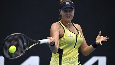 Shelby Rogers of the US hits a return Netherlands' Arianne Hartono during their women's singles match on day two of the Australian Open tennis tournament in Melbourne on January 17, 2023. 
MANAN VATSYAYANA / AFP