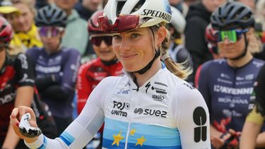 epa12870471 Dutch cyclist Demi Vollering of team FDJ United - Suez, at the start line of the 164,1 kilometres Tour of Flanders one-day cycling race from Oudenaarde to Oudenaarde, in Oudenaarde, Belgium, 05 April 2026.  EPA/OLIVIER MATTHYS