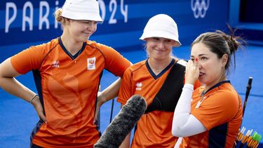 PARIJS - De handboogschutsters Laura van der Winkel, Quinty Roeffen en Gaby Schloesser na afloop van de strijd om de bronzen medaille tegen Mexico op de Olympische Spelen. De Nederlanders verloren eerder in de halve finale van Zuid-Korea. ANP KOEN VAN WEEL