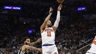 epa11250738 New York Knicks guard Jalen Brunson (R) in action against San Antonio Spurs forward Julian Champagnie (L) during the first half of an NBA game between the San Antonio Spurs and the New York Knicks  in San Antonio, Texas, USA, 29 March 2024.  EPA/ADAM DAVIS  SHUTTERSTOCK OUT