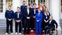 DEN HAAG - Niels de Langen, Jeroen Kampschreur en Lisa Bunschoten-Vos samen met koning Willem-Alexander en prinses Margriet tijdens de ontvangst op Paleis Noordeinde van de medaillewinnaars van de Paralympische Winterspelen 2026 in Milaan en Cortina d’Ampezzo. RAMON VAN FLYMEN / ANP