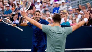 DEN BOSCH - Sander Arends en David Pel tijdens de ATP-finalewedstrijd in het dubbelspel tegen Zizou Bergs (BEL) en Arthur Rinderknech (FRA) op het Libéma Open 2026. Het gecombineerde ATP/WTA-toernooi wordt gehouden op het evenemententerrein van het voormalige autothemapark Autotron. IRIS VAN DEN BROEK / ANP