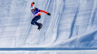 LIVIGNO - Snowboarder Glenn de Blois tijdens de kwalificaties voor het onderdeel cross op de Olympische Winterspelen van Milaan. IRIS VAN DEN BROEK / ANP