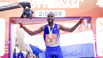 ROTTERDAM - Filmon Tesfu (NED) viert zijn overwinning van het NK op de finish van de 45e editie van de Marathon van Rotterdam. De wedstrijd geldt tevens als Nederlands kampioenschap. ROBIN VAN LONKHUIJSEN / ANP