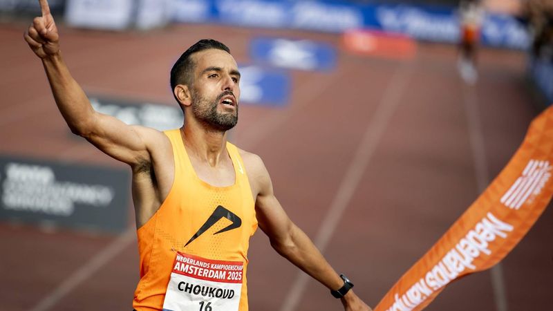 AMSTERDAM - Khalid Choukoud komt over de finish van de 50e editie van de marathon van Amsterdam. Choukoud is daarmee Nederlands kampioen marathon 2025. ANP KOEN VAN WEEL