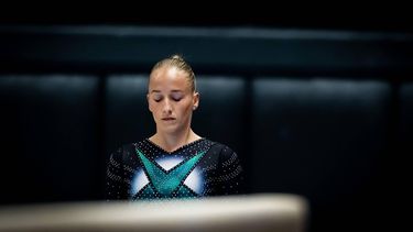 ROTTERDAM - Sanne Wevers tijdens de kwalificatiewedstrijd voor de EK turnen. De Europese kampioenschappen vinden plaats in de Kroatische hoofdstad Zagreb. IRIS VAN DEN BROEK / ANP