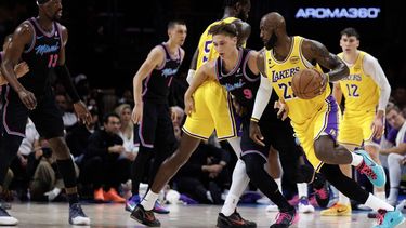 epa12835134 Los Angeles Lakers small forward LeBron James (R) in action against Miami Heat guard Pelle Larsson (C) during the NBA basketball game between the Miami Heat and the Los Angeles Lakers at the Kaseya Center in Miami, Florida, USA, 19 March 2026.  EPA/CRISTOBAL HERRERA-ULASHKEVICH  SHUTTERSTOCK OUT