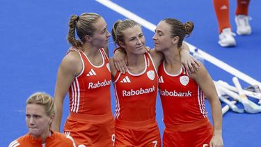AMSTELVEEN - (l-r) Renée van Laarhoven van Nederland, Xan de Waard van Nederland en Lisa Post van Nederland na afloop van de finale op het WK hockey tussen Nederland en Argentinië in het Wagener Stadion. BAS CZERWINSKI / ANP