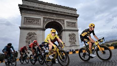2023-07-23 18:48:24 epa10764647 Yellow Jersey overall leader Danish rider Jonas Vingegaard of team Jumbo-Visma rides past the Arc de Triomphe during the 21st and final stage of the Tour de France 2023 over 115kms from Saint-Quentin-en-Yvelines to Paris Champs-Elysee, France, 23 July 2023.  EPA/CHRISTOPHE PETIT TESSON