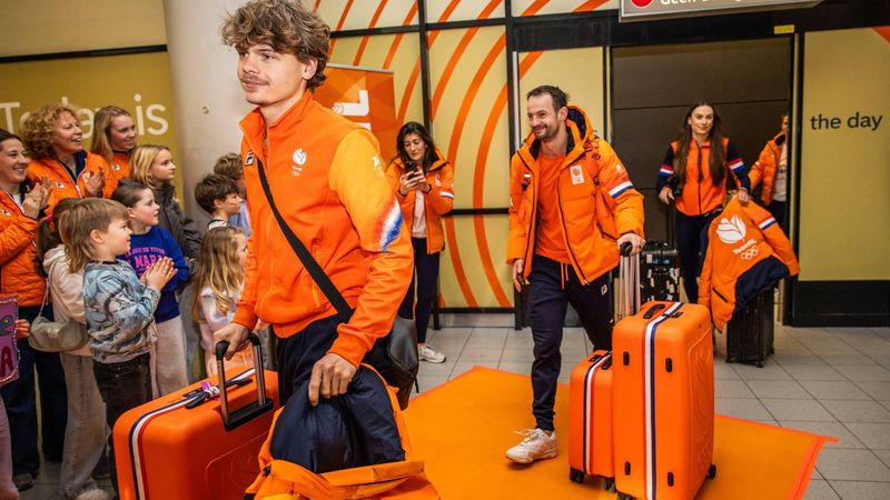 SCHIPHOL - Melle van 't Wout, Itzhak de Laat en Femke Kok van TeamNL worden welkom geheten in de aankomsthal van luchthaven Schiphol na de Olympische Winterspelen van Milaan en Cortina. DINGENA MOL / ANP
