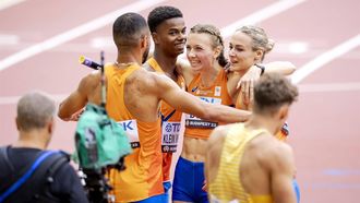 2023-08-19 12:22:45 BOEDAPEST - Terrence Agard, Femke Bol, Lieke Klaver Isaya Klein Ikkink na de 4x400 meter gemengde estafette tijdens de eerste dag van de wereldkampioenschappen atletiek. ANP ROBIN VAN LONKHUIJSEN