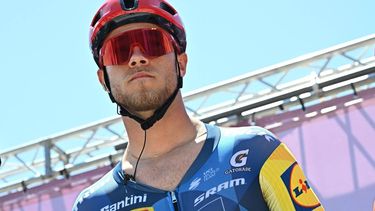 epa12950373 Italian rider Jonathan Milan of Lidl Trek team (R) after signing in before the start of the 4th stage of the Giro d'Italia cycling tour over 138km from Catanzaro to Cosenza, Italy, 12 May 2026.  EPA/LUCA ZENNARO
