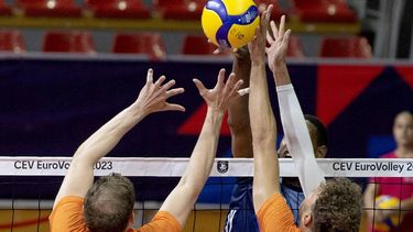 2023-09-01 20:11:51 epa10834639 Wilfredo Leon Venero (C-back) of Poland in action against Wessel Keemink (L) and Bennie Tuinsytra (R) of Netherlands during the EuroVolley Men 2023 pool C match between Netherlands and Poland in Skopje, North Macedonia, 01 September 2023.  EPA/GEORGI LICOVSKI caption correction...