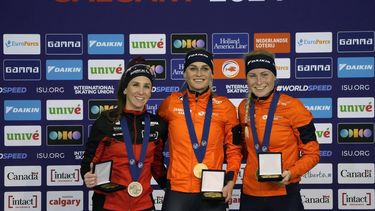 epa11162525 Irene Schouten (C) of the Netherlands celebrates her gold medal with Ivanie Blondin (L) of Canada who won silver and Marijke Groenewoud of the Netherlands who won bronze in the Women's Mass Start event at the ISU World Speed Skating Single Distances Championships in Calgary, Canada, 17 February 2024.  EPA/TODD KOROL