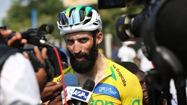 2023-01-29 14:33:28 TotalEnergie's French rider Geoffrey Soupe (C) speaks to the media after winning the 16th edition of the Tropicale Amissa Bongo in Libreville on January 29, 2023. 
Steeve JORDAN / AFP
