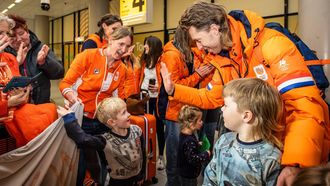 SCHIPHOL - Jorrit Bergsma van TeamNL wordt welkom geheten in de aankomsthal van luchthaven Schiphol na de Olympische Winterspelen van Milaan en Cortina. DINGENA MOL / ANP