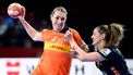 epa11774962 Lois Abbingh of the Netherlands (L) in action  during the EHF Women's EURO 2024 placement 5/6 match between Sweden and Netherlands, in Vienna, Austria, 13 December 2024.  EPA/MAX SLOVENCIK