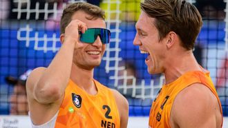 2023-08-04 19:13:10 epa10784735 Leon Luini (R) and Yorick De Groot (L) of the Netherlands celebrate after winning their Men’s Round of 16 match against Julian Hoerl and Alexander Horst of Austria at the CEV EuroBeachVolley 2023 European Beach Volleyball Championships in Vienna, Austria, 04 August 2023.  EPA/CHRISTIAN BRUNA