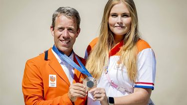 PARIJS - Maikel van der Vleuten poseert samen met prinses Amalia met zijn bronzen medaille na afloop van de finale voor individuele springruiters van de olympische paardensportwedstrijden in de tuinen van paleis Versailles. ANP KOEN VAN WEEL